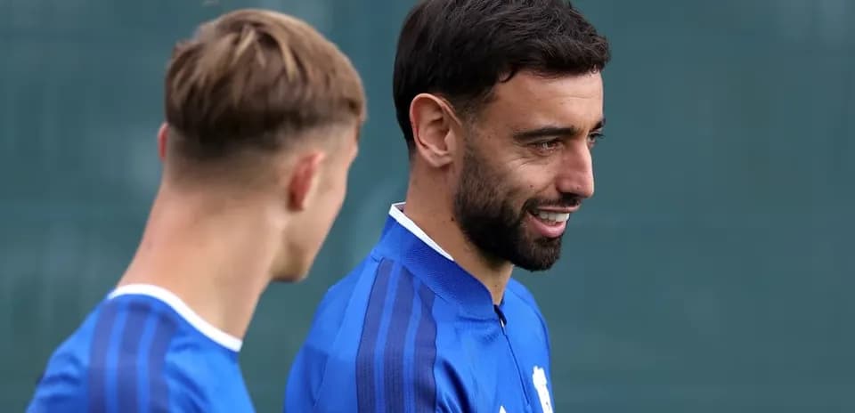 Два игрока в синей форме на тренировочном поле