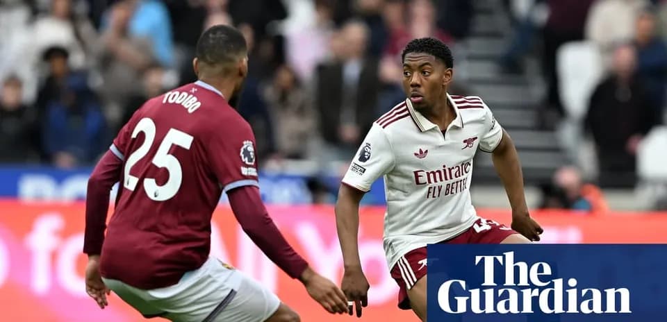 Игроки Arsenal и Aston Villa в борьбе за мяч