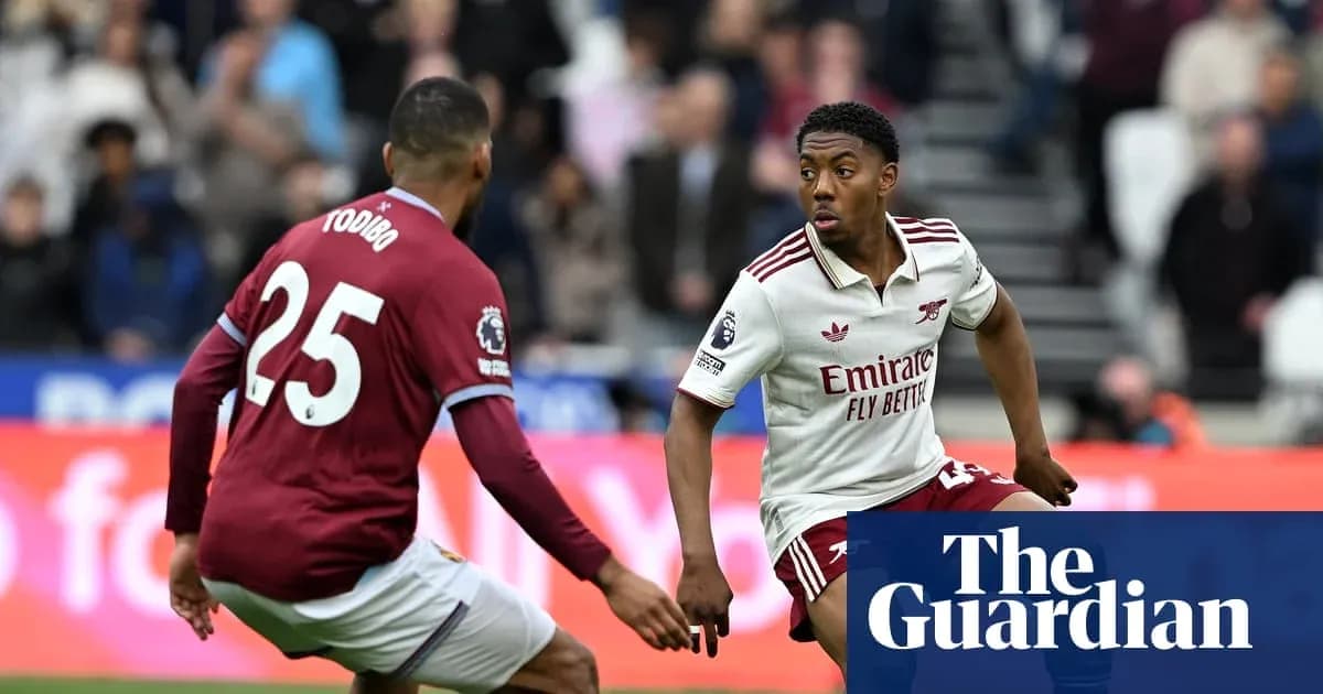 Игроки Arsenal и Aston Villa в борьбе за мяч
