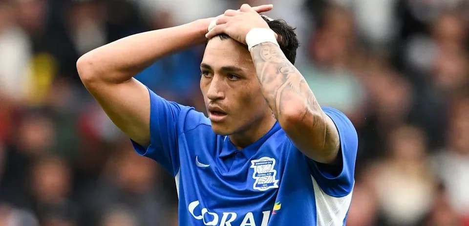 Игрок Birmingham City держится за голову на поле