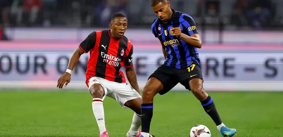 Игроки AC Milan и Inter Milan борются за мяч