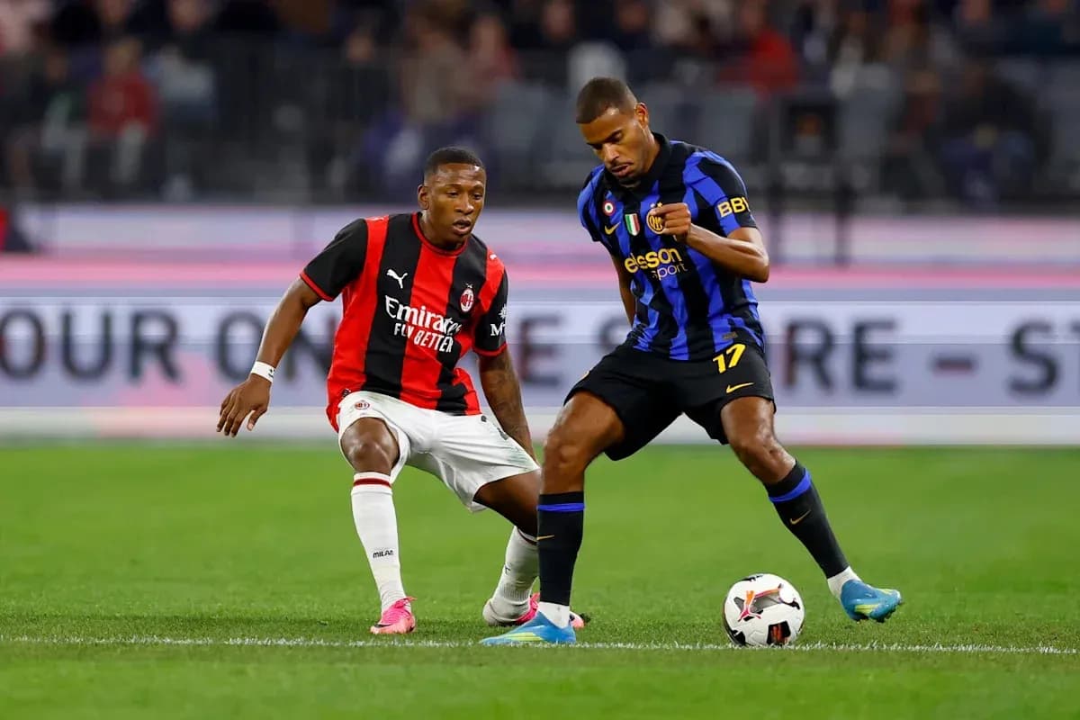 Игроки AC Milan и Inter Milan борются за мяч
