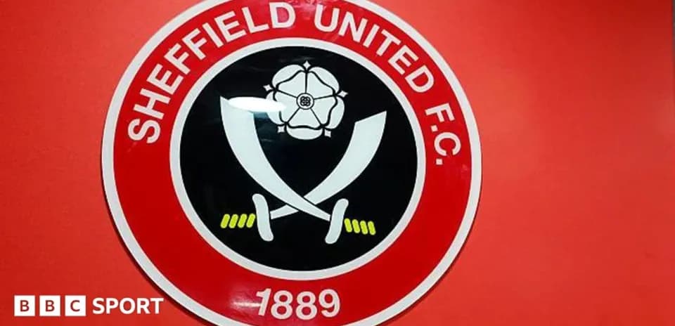 Логотип клуба Sheffield United на красном фоне