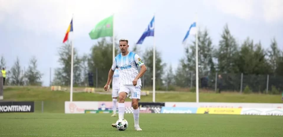 Игрок готовится к штрафному удару на поле