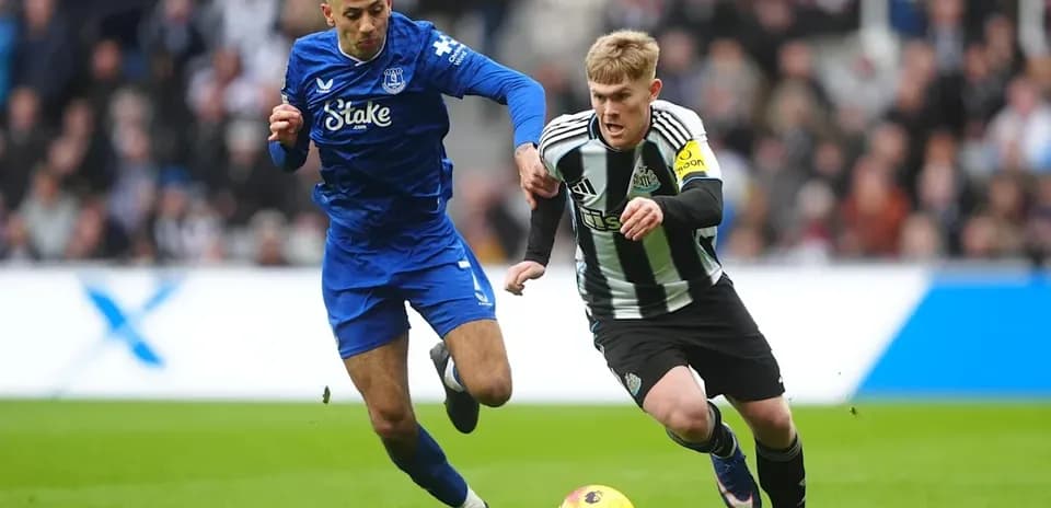 Игроки Newcastle и Everton борются за мяч