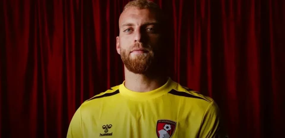 Вратарь в желтой форме с логотипом AFC Bournemouth