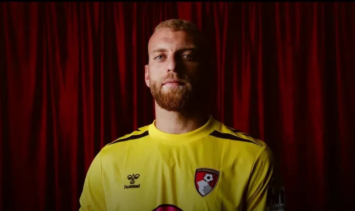 Вратарь в желтой форме с логотипом AFC Bournemouth