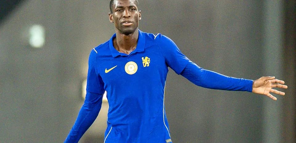 Игрок в синей форме команды Chelsea на поле