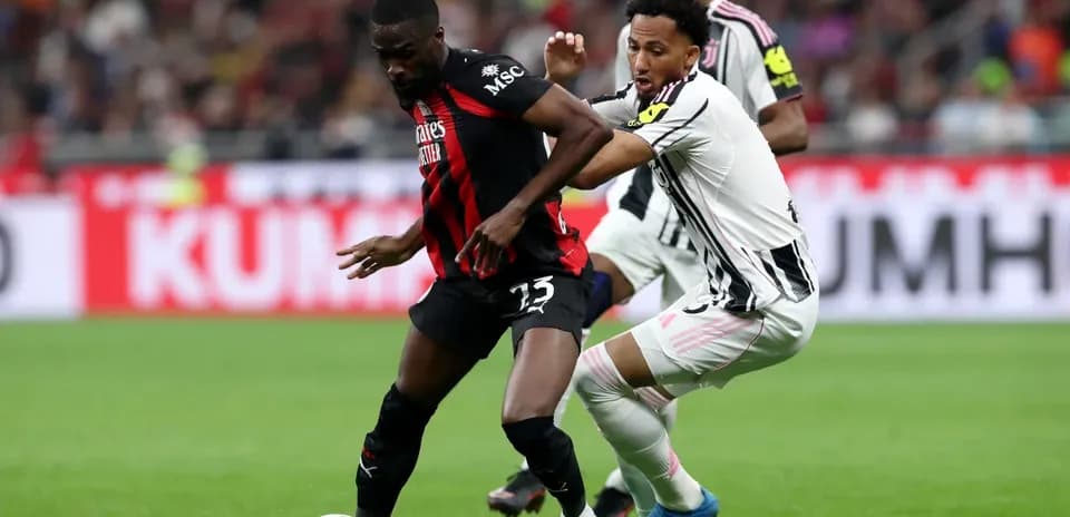 Игроки Juventus и AC Milan в борьбе за мяч