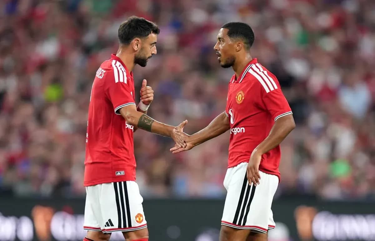 Игроки Manchester United обсуждают тактику на поле