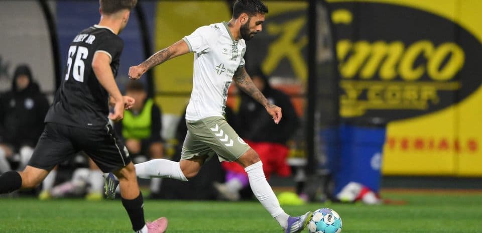 Игрок NY Cosmos с мячом во время матча