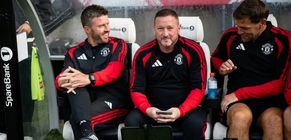 Тренерский штаб Manchester United на скамейке запасных