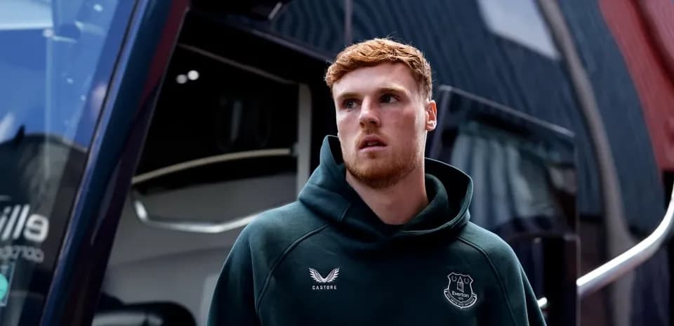 Игрок Эвертона выходит из автобуса команды