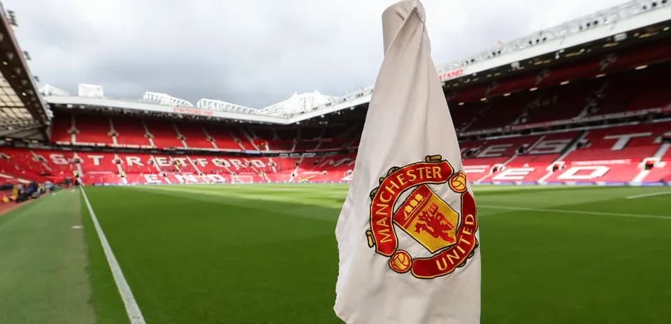 Флаг Manchester United на стадионе Олд Траффорд