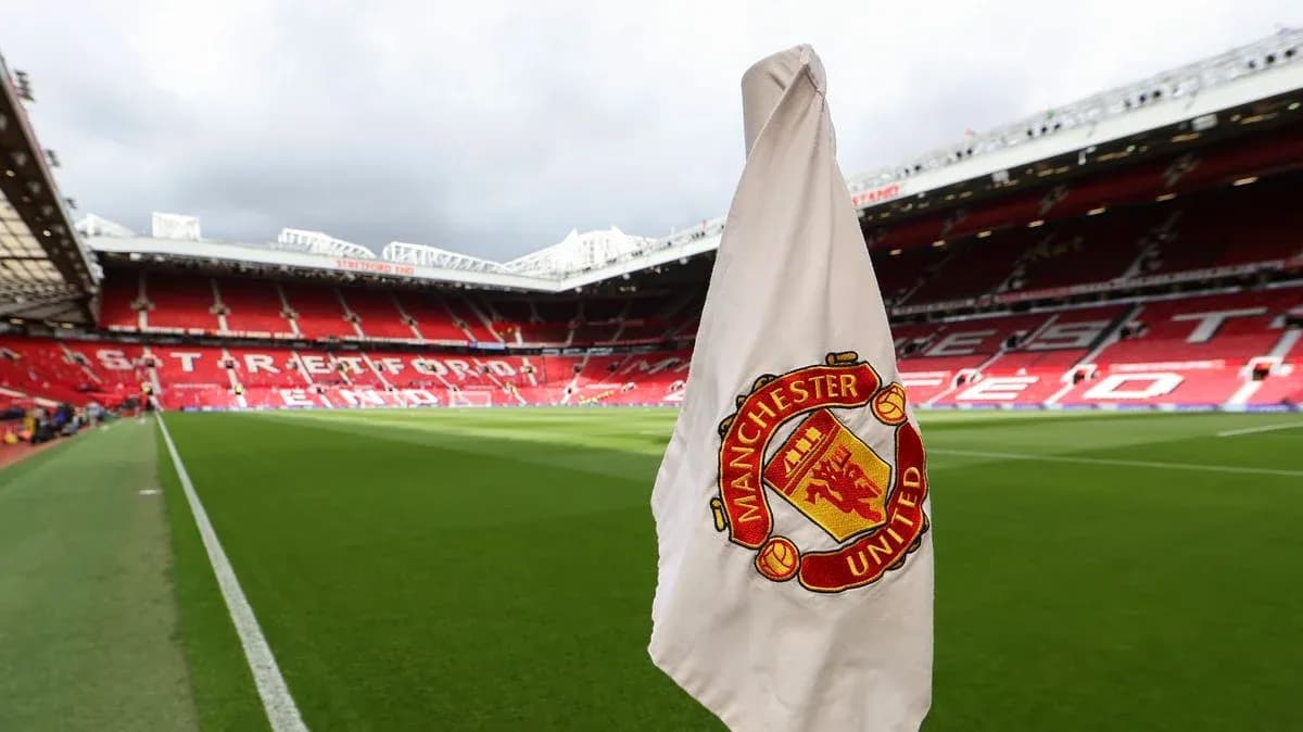 Флаг Manchester United на стадионе Олд Траффорд