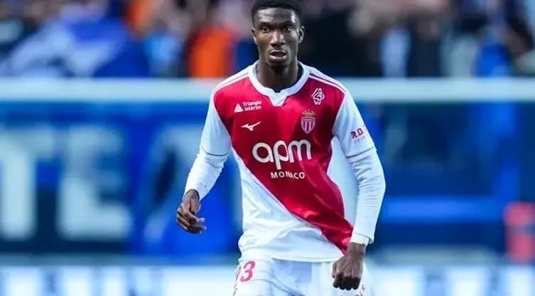 Игрок AS Monaco в бело-красной форме на поле