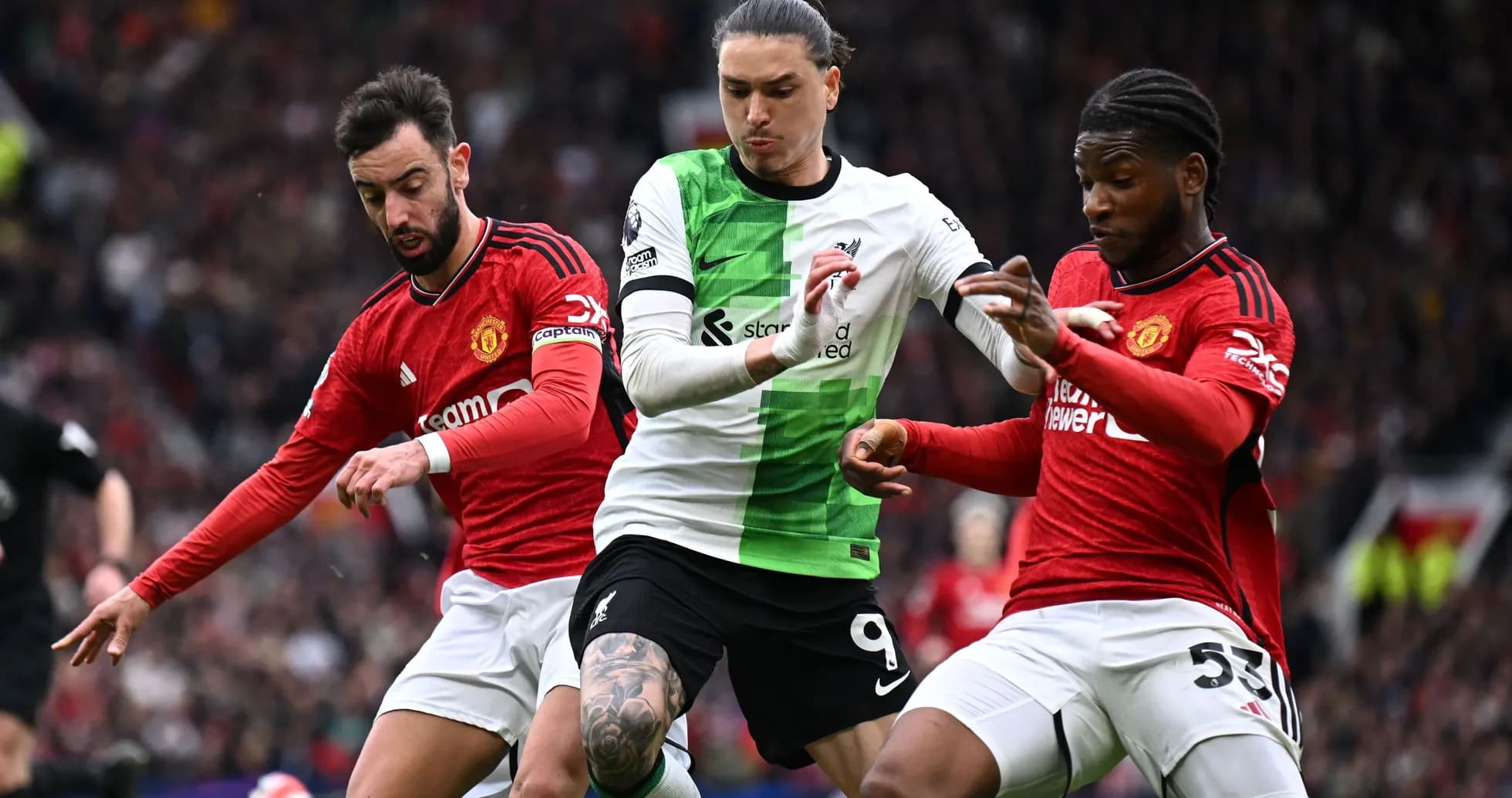 Игроки Liverpool и Manchester United борются за мяч