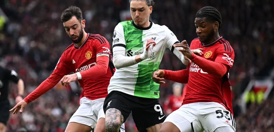 Игроки Liverpool и Manchester United борются за мяч