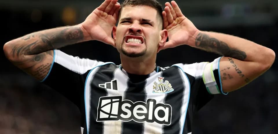 Игрок Newcastle United реагирует на трибуну во время матча