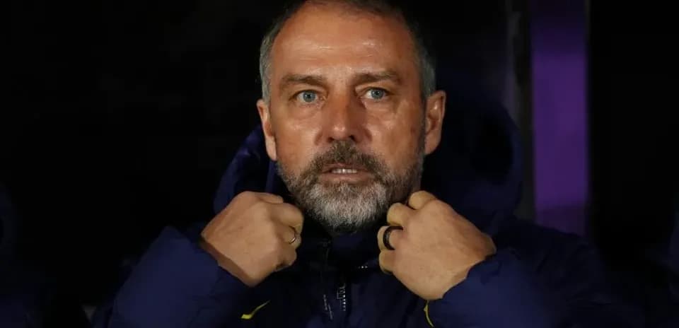 Тренер adjusting his jacket on the sidelines