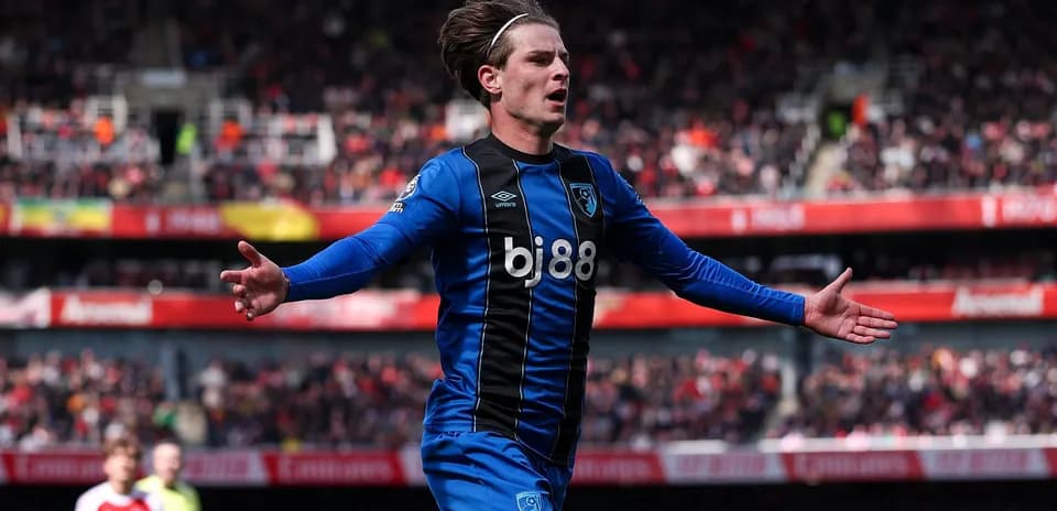 Игрок Bournemouth празднует гол на стадионе