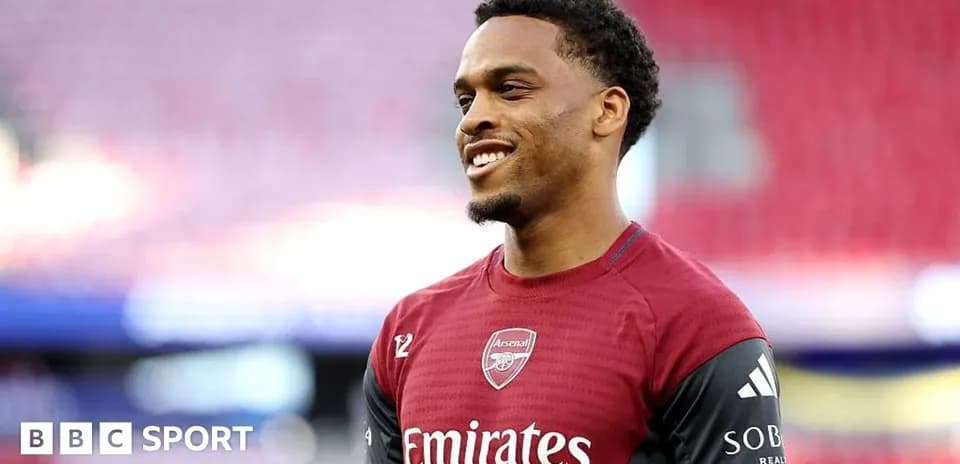 Игрок в красной форме Arsenal на стадионе