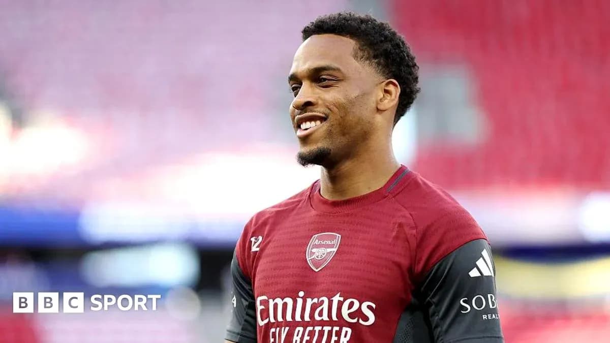 Игрок в красной форме Arsenal на стадионе