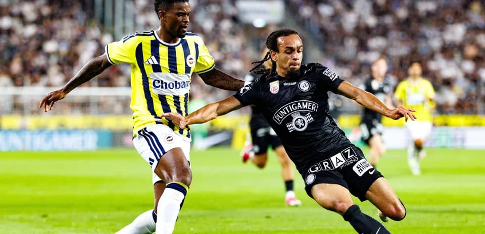 Игроки Sturm Graz и Fenerbahçe на поле