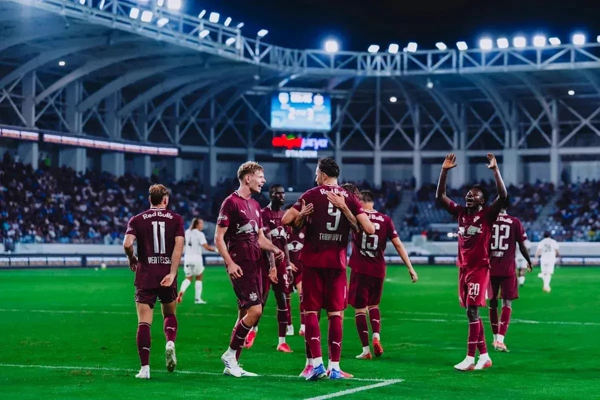 Игроки Red Bull Salzburg празднуют гол