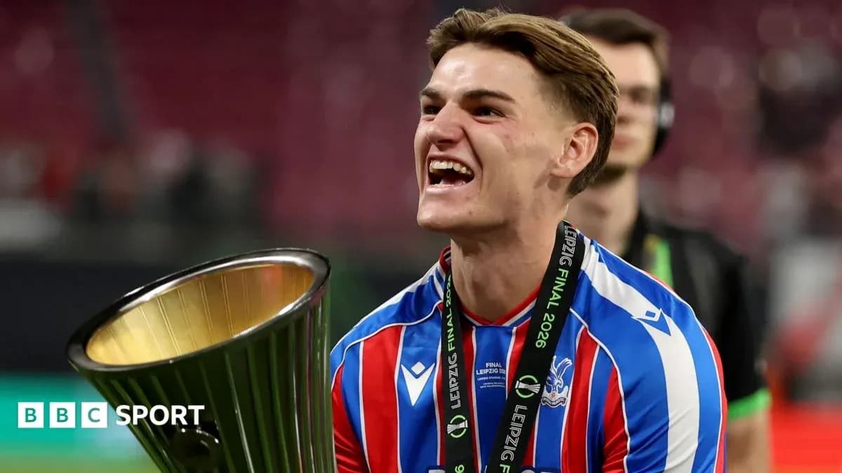 Игрок с кубком после победы в финале Лейпцига