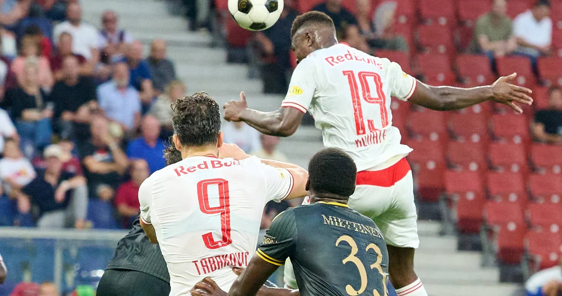 Игроки Red Bull Salzburg в борьбе за мяч