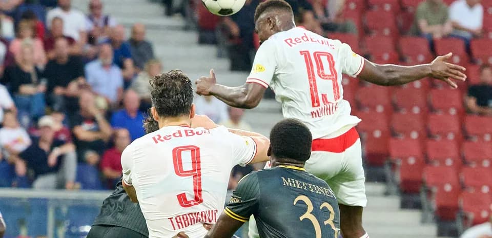 Игроки Red Bull Salzburg в борьбе за мяч