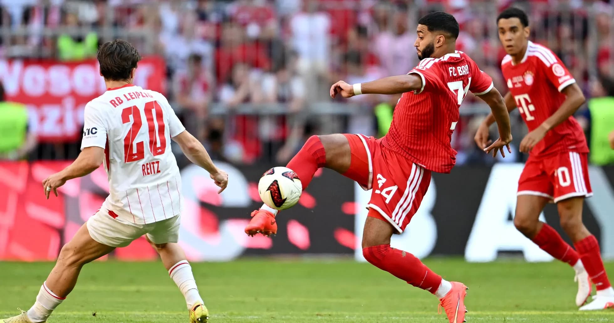Игроки FC Bayern и RB Leipzig борются за мяч