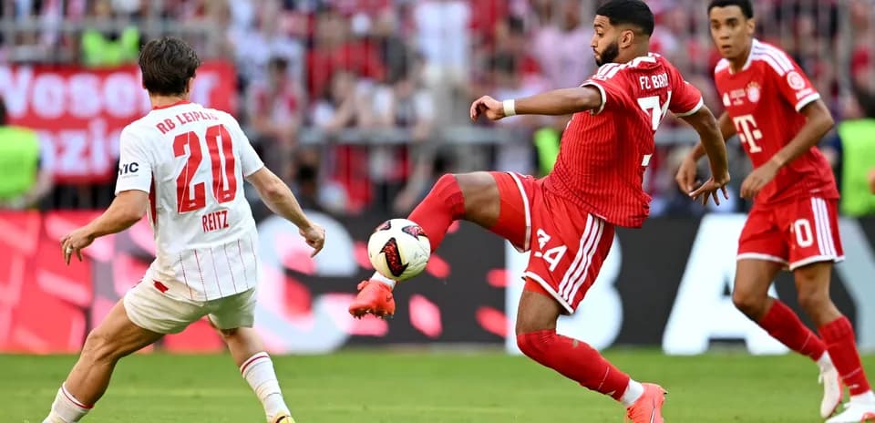 Игроки FC Bayern и RB Leipzig борются за мяч