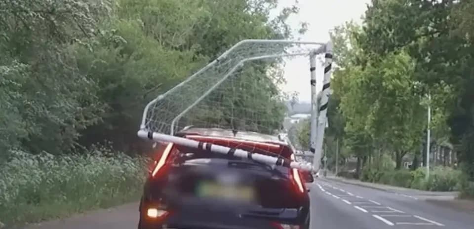 Автомобиль с футбольными воротами на крыше