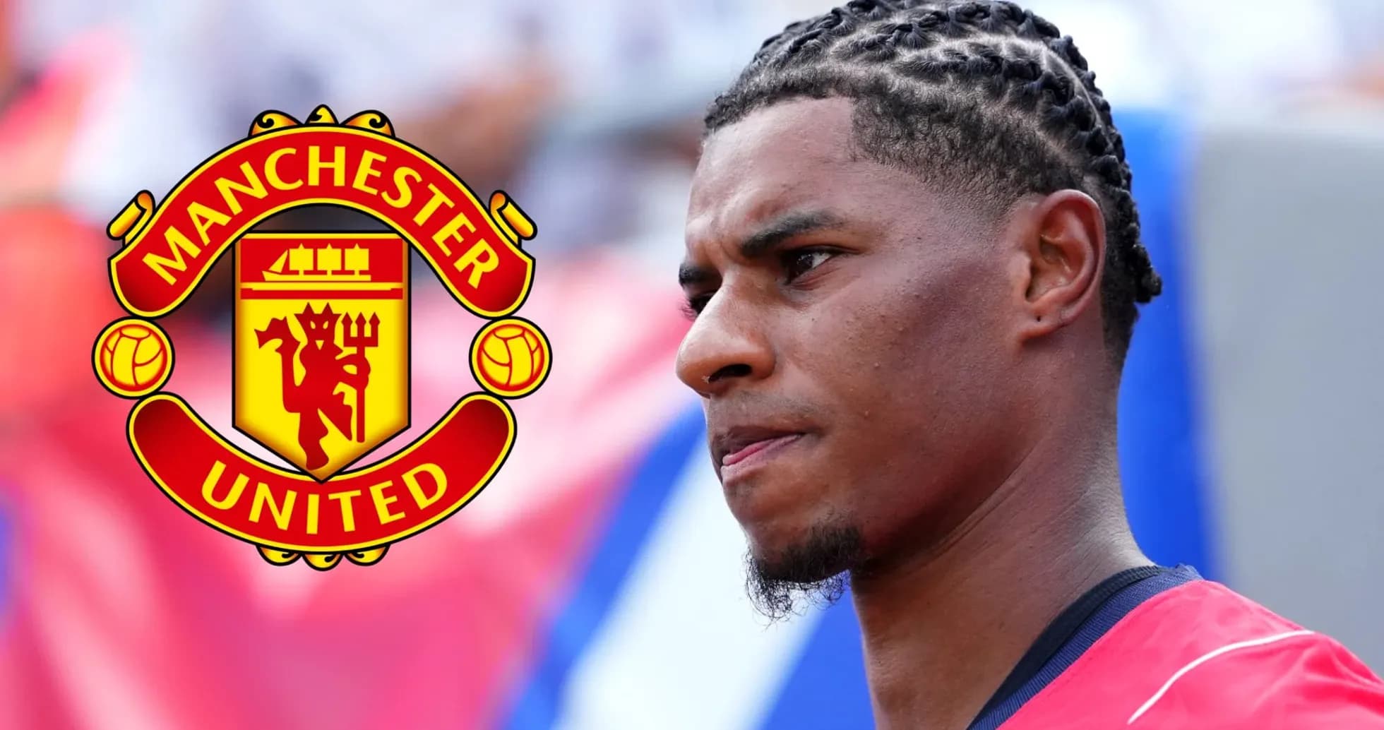 Игрок Manchester United на стадионе перед матчем