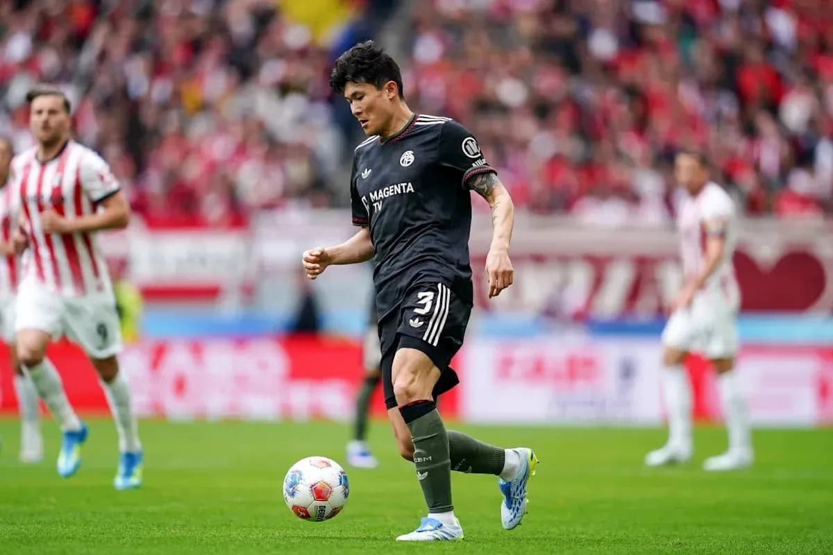 Игрок с мячом во время футбольного матча