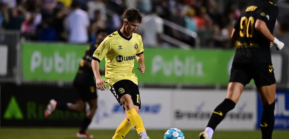 Игроки Charleston Battery на матче против Pittsburgh Riverhounds