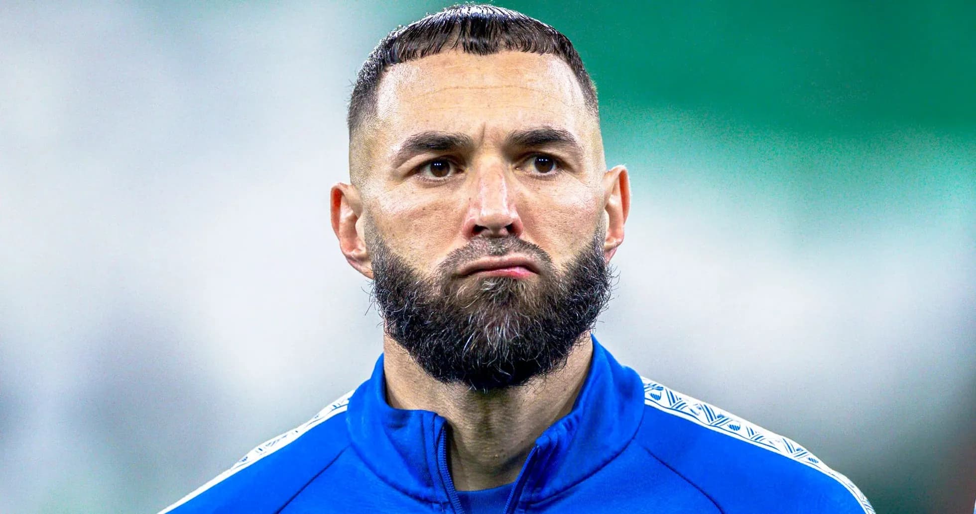 Игрок в синем спортивном костюме на поле