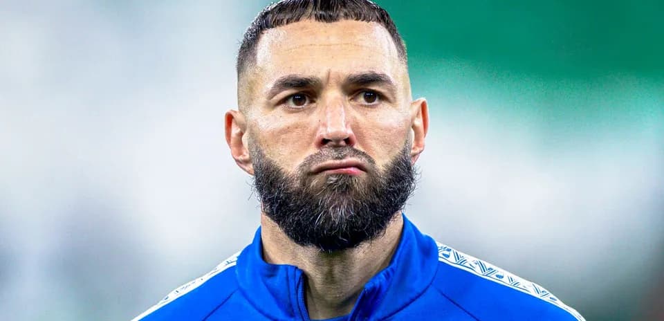 Игрок в синем спортивном костюме на поле