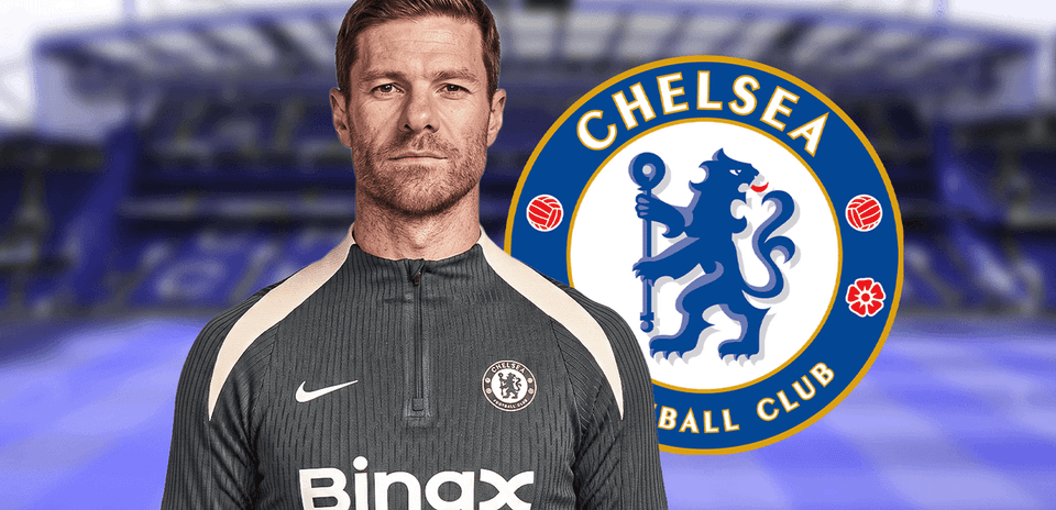 Тренер в форме Chelsea на фоне логотипа клуба