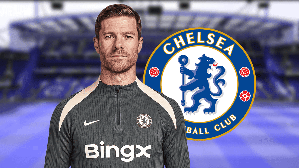 Тренер в форме Chelsea на фоне логотипа клуба