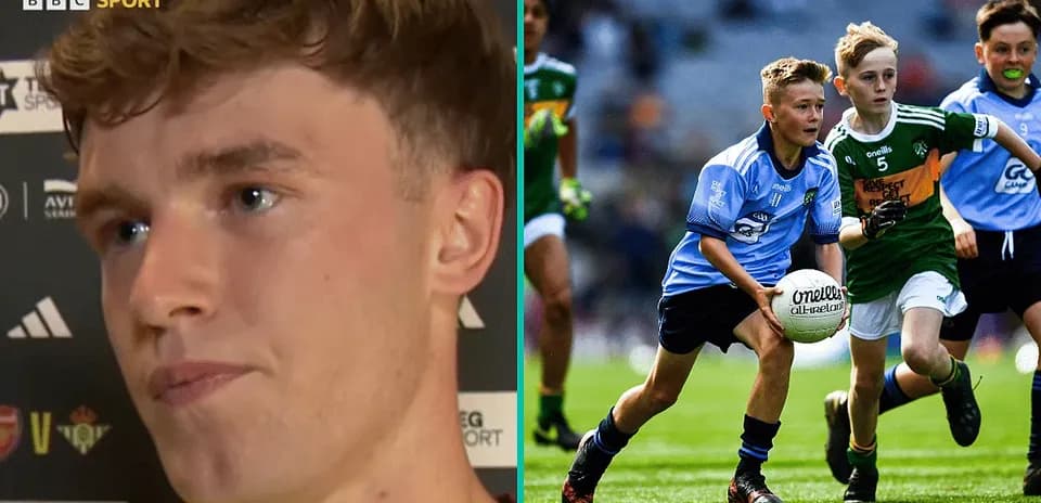 Молодые игроки в Gaelic Football с мячом на поле