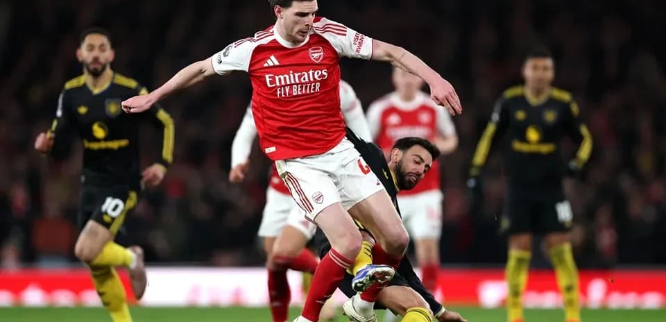 Игрок Arsenal обходит соперника на поле