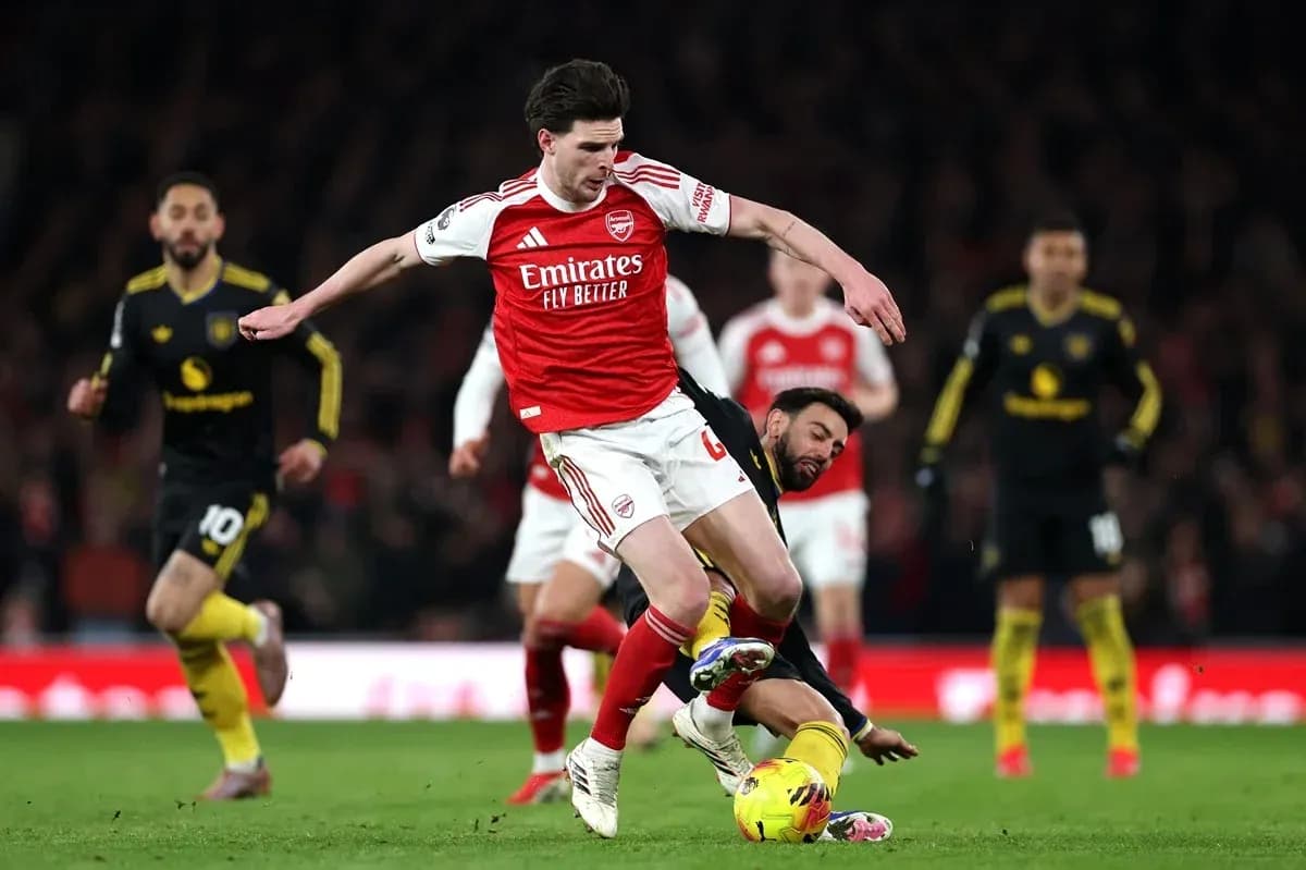 Игрок Arsenal обходит соперника на поле
