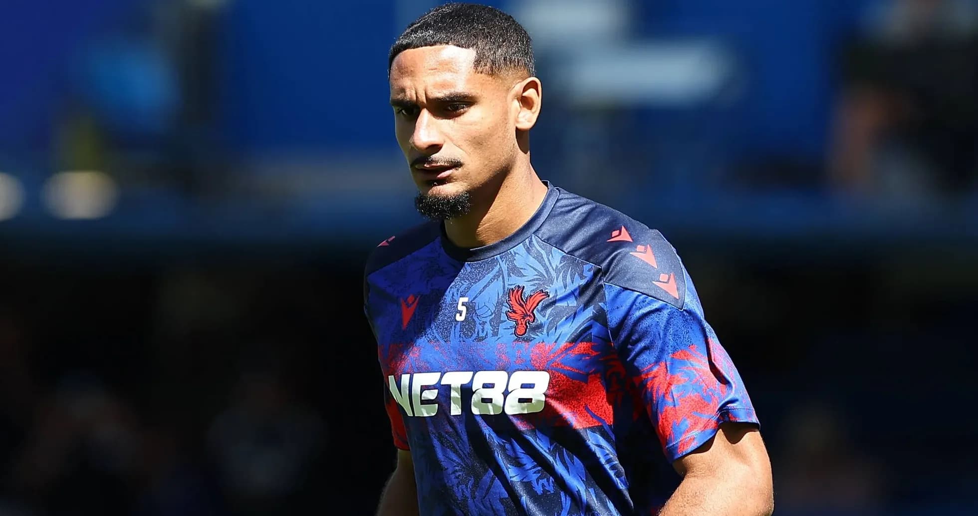 Игрок в форме Crystal Palace на тренировке