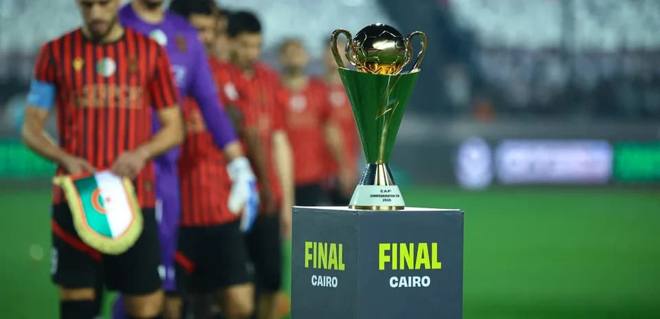 Трофей финала CAF в Каире с игроками команды