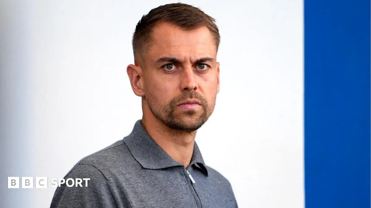 Человек с короткими волосами на фоне стены