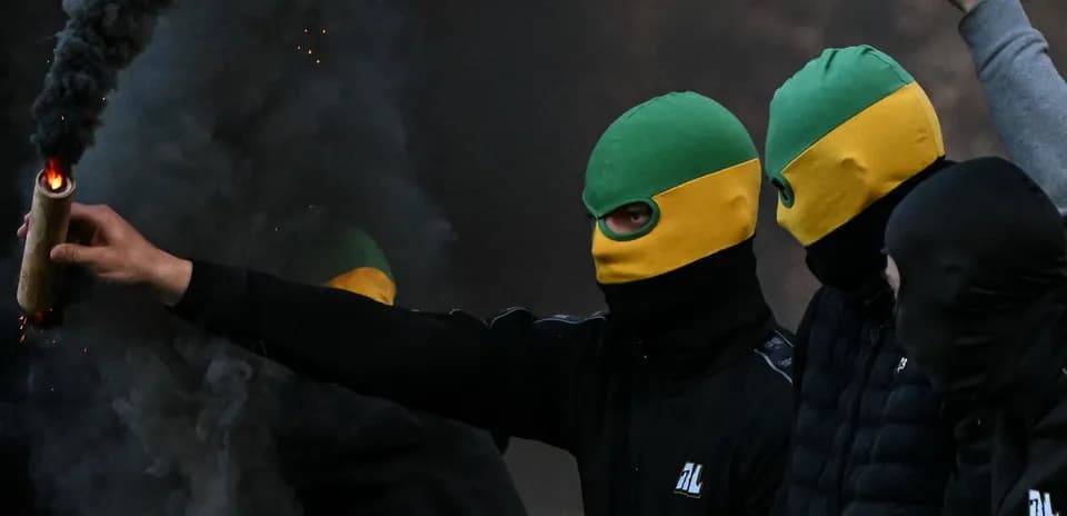 Группа людей с фаером в дыму