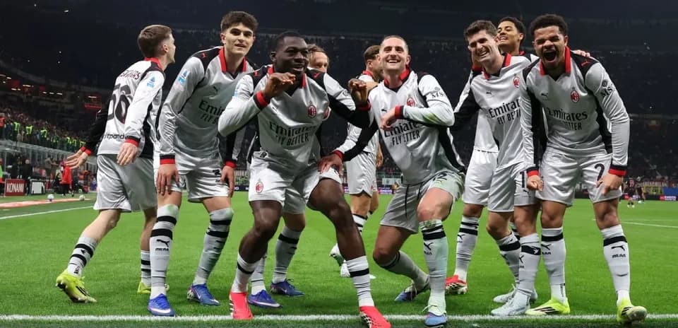 Игроки AC Milan празднуют гол на стадионе